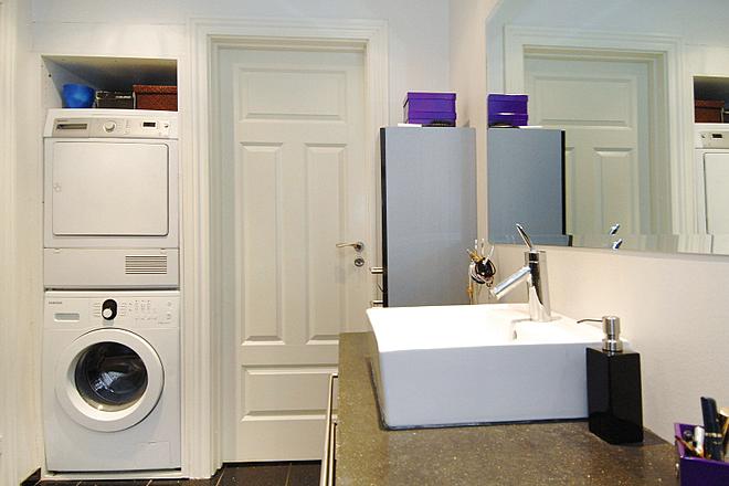Indbygget vaskemaskine og tørretumbler på badeværelset for optimal udnyttelse af pladsen